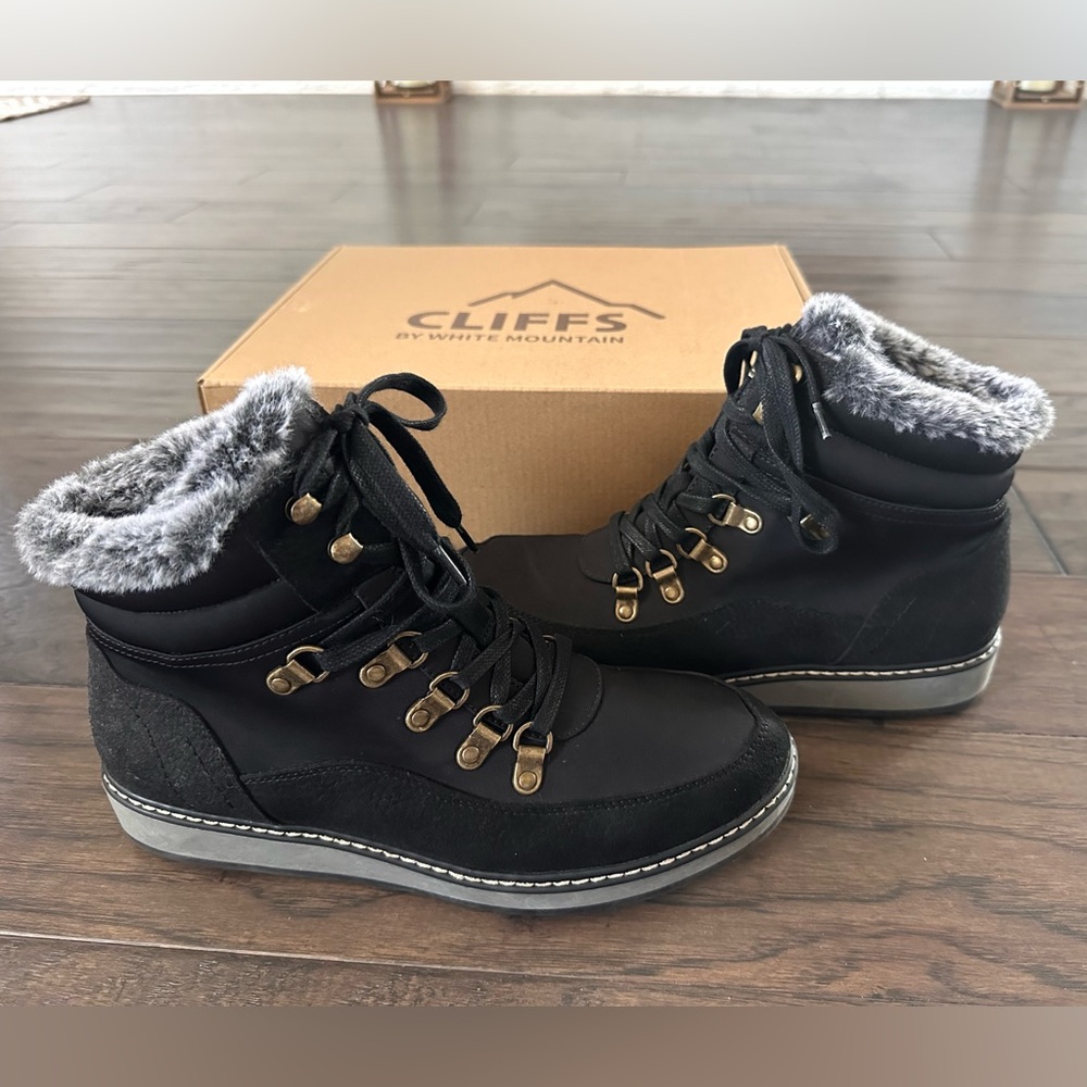 Barely used! WHITE MOUNTAIN Black Ankle Snow Boots w Faux Fur, Size 8M